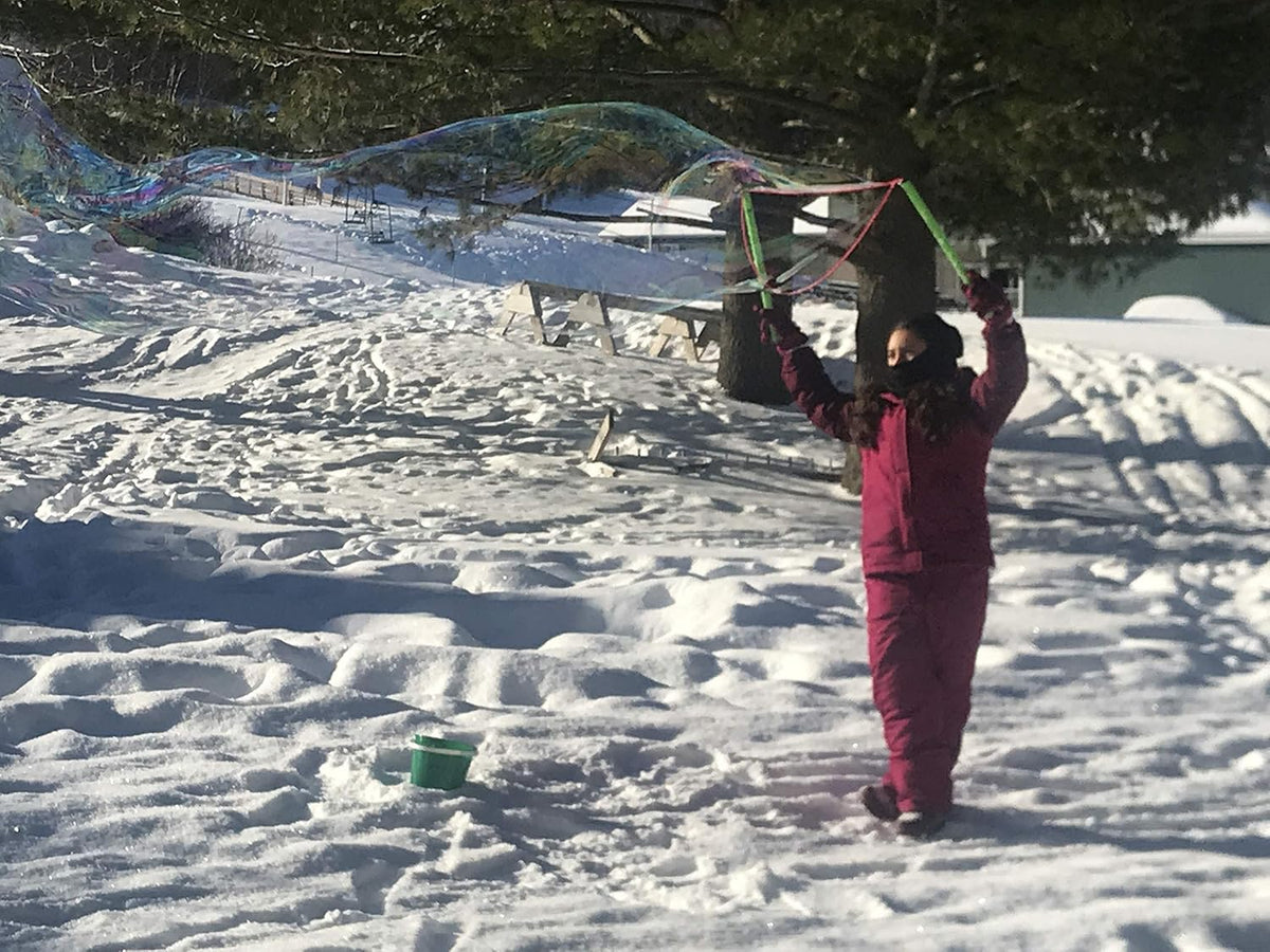 Edición de invierno burbujas gigantes: incluye varita, 7 bolsas de concentrado de burbujas grandes y 8 calcomanías que brillan en la oscuridad | Juguete al aire libre para niños y niñas |