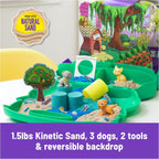 Kinetic Sand, Zona de juegos para cachorros, arena de 23.99 oz, 3 accesorios multiusos para perros, 2 herramientas de arena, estuche de transporte cómodo, juguetes para niños y niñas, a partir de 3
