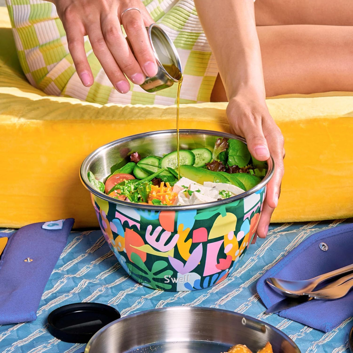 S'well - Kit de ensaladera de acero inoxidable de 64 oz, diseño de recortes de papel, minirecipiente de 2 oz, bandeja extraíble de organización, a prueba de fugas, fácil de limpiar, apto lavavajillas