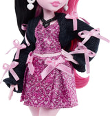 Muñeca Monster High, Draculaura en vestido de lazo rosa y chaqueta...
