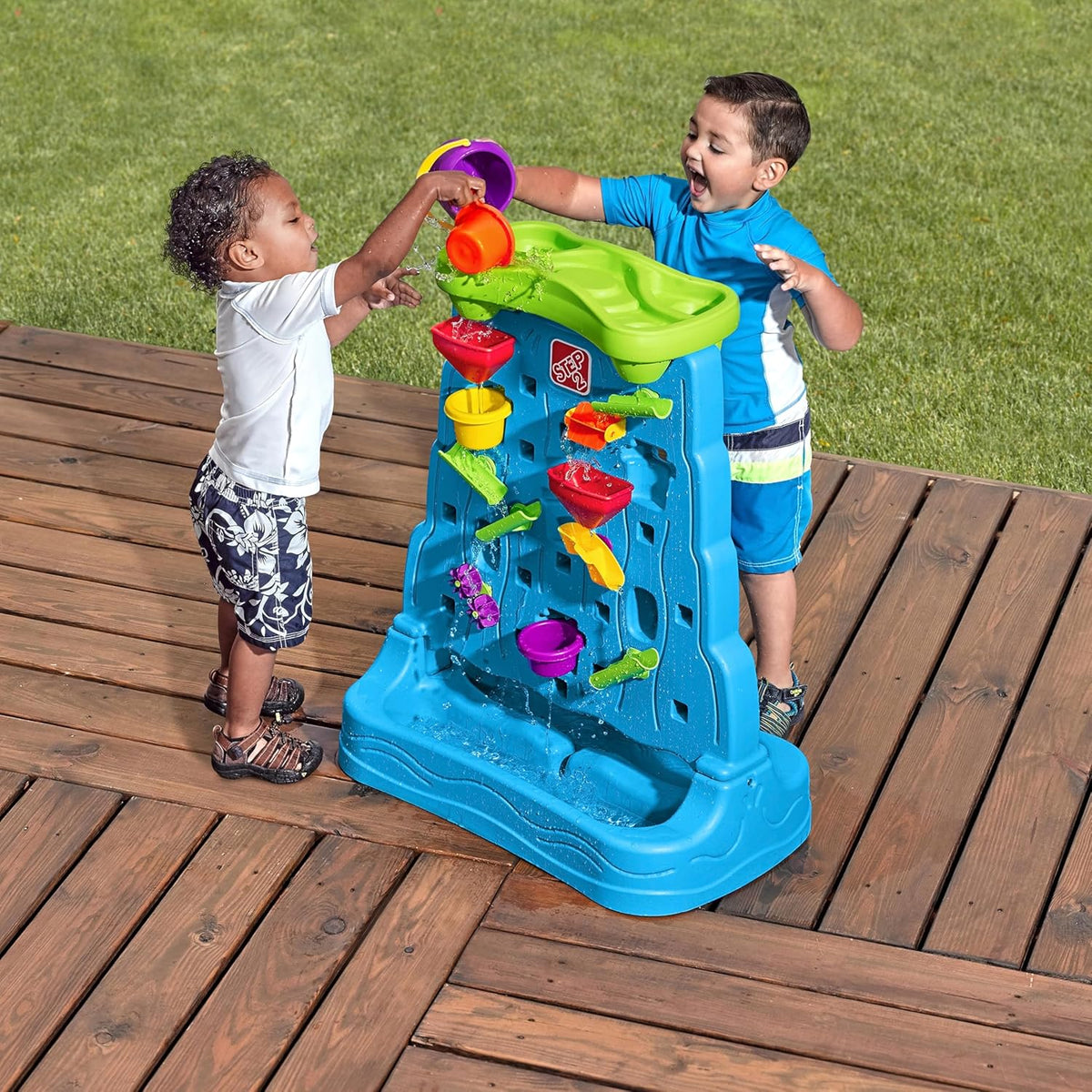 Step2 Pared de descubrimiento de cascada, mesa sensorial de doble cara para actividades de agua y arena, juguetes de verano al aire libre, accesorios de juguete de 13 piezas, para niños pequeños de