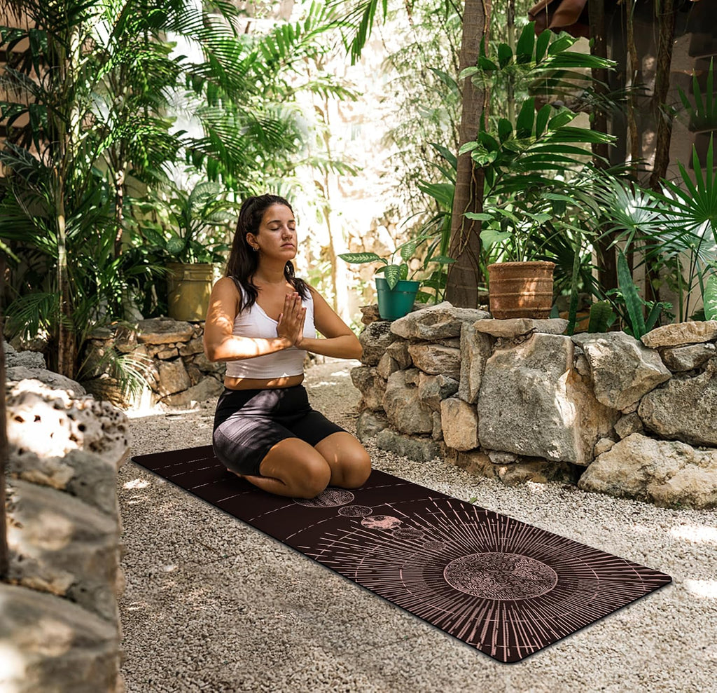 Esterilla de yoga de viaje impresa - Esterilla de ejercicios y entrenamiento de 1/16 de pulgada de grosor, antideslizante, con bolsa de transporte, plegable, ligera, de gamuza y goma natural