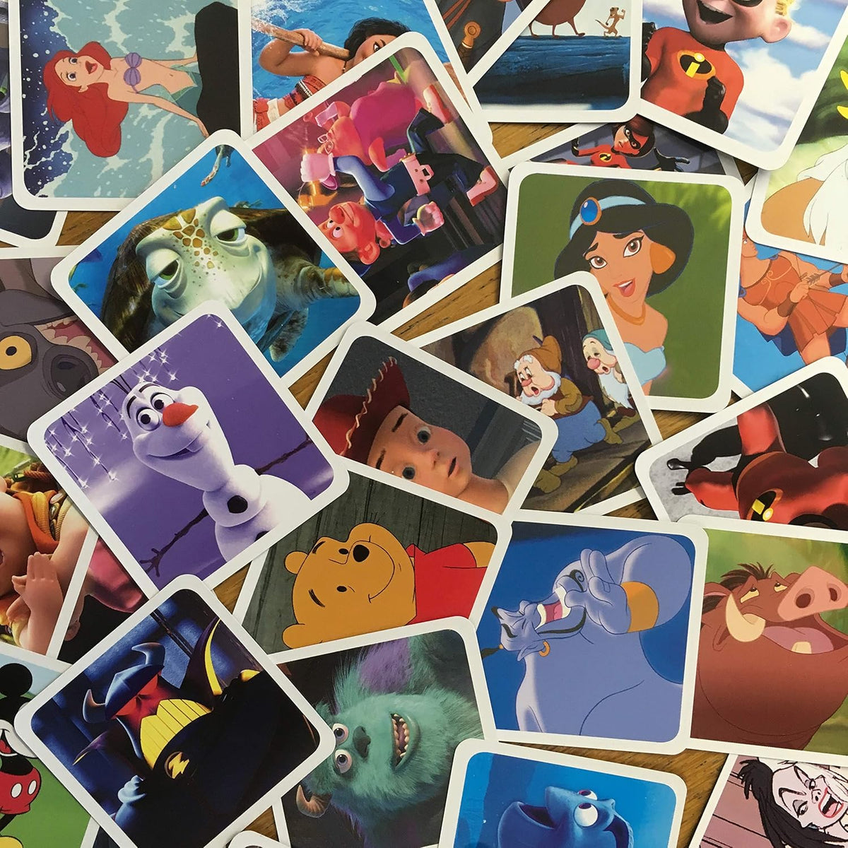 Codenames Family Edition | El mejor juego de mesa familiar para todas las edades | Con personajes de Disney y obras de arte | Juego de mesa para más de 2 jugadores | Perfecto para los fanáticos de Disney