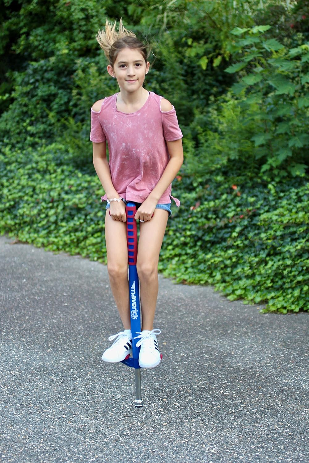 Flybar Maverick Pogo Stick de espuma para niños de 5 años en adelante, 40 a 80 libras, palo de Pogo para niños y niñas (rojo/azul)