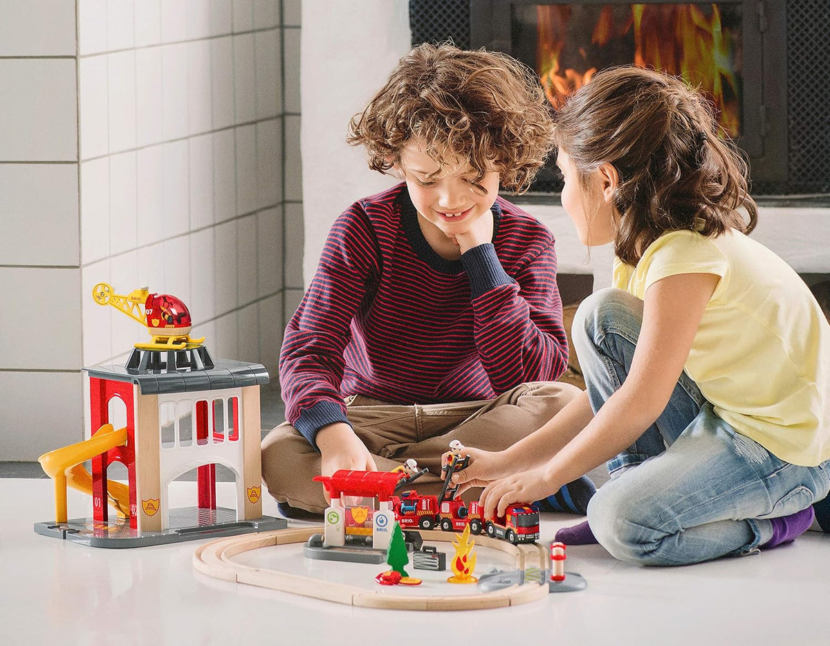 BRIO World Rescue - Juego de bomberos de 18 piezas con certificación FSC y accesorios, motor de tren de bomberos con luces y sonido, pistas de madera y más, funciona con todos los juegos de trenes de madera, a partir de 3 años