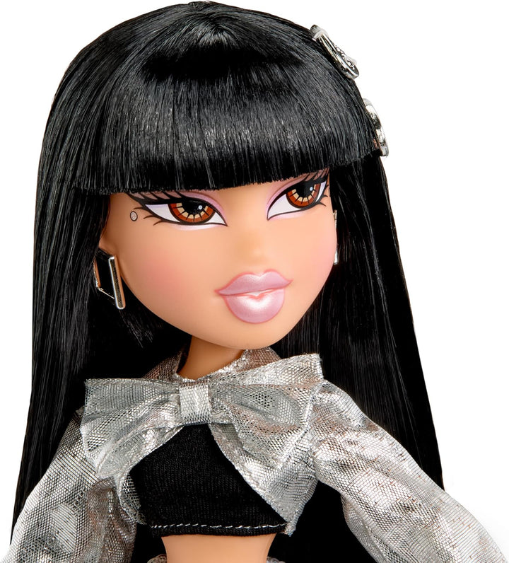 Bratz Charmz Jade Muñeca de moda con pulsera de encantos coleccionable