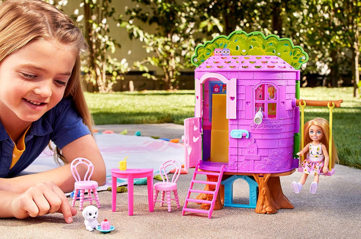Muñeca Chelsea de Barbie y juego de casa de árbol con cachorro