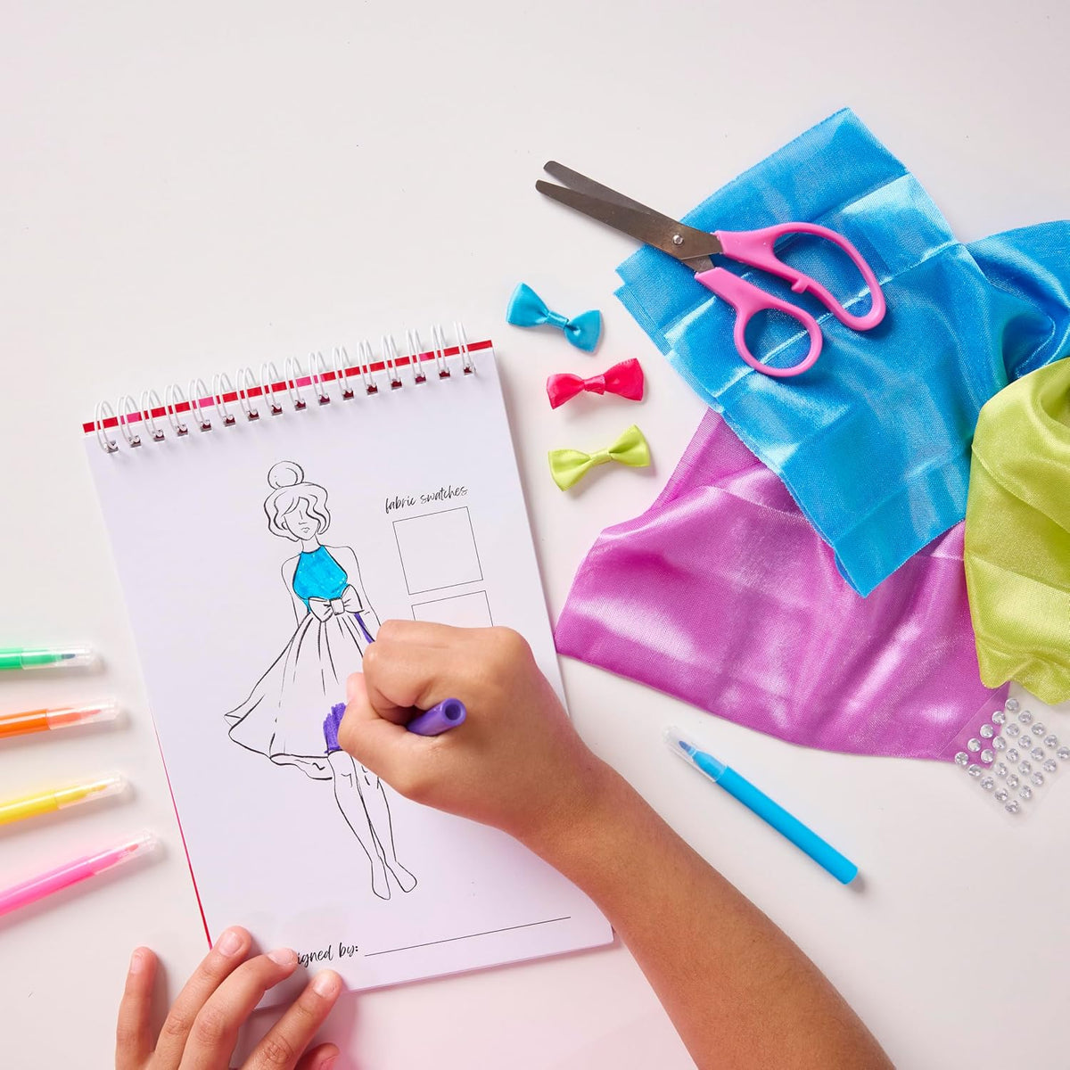 Juego de diseño de moda para niños Diseñado por ti mismo, de Creativity for kids