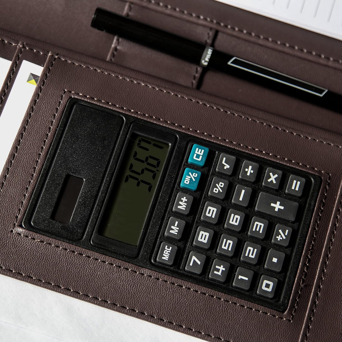 Cossini Portafolio de Negocios Premium con Cremallera – Padfolio - Las Impresiones Comerciales Superiores Comienzan con Cuero PU Vegano, Funda para Tableta de 10.1 Pulgadas, Almacenamiento Inteligente
