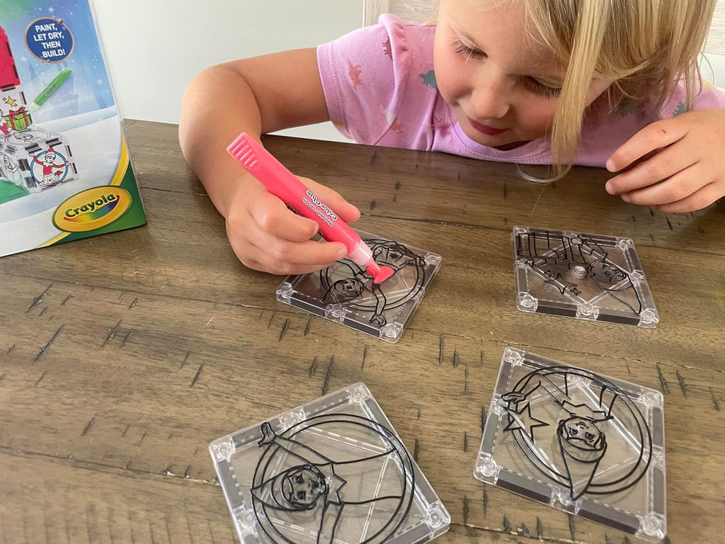 CreateOn Crayola Elf on the Shelf - Pintura en azulejos, kit de azulejos magnéticos de construcción con tubos de pintura Crayola, juguete de manualidades de Navidad | Juego de construcción magnética y pintura de 18 piezas para niños a partir de 3 años