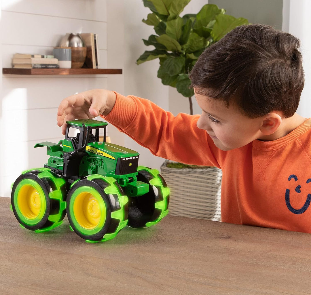 Monstruo John Deere con ruedas y huella iluminada Tractor