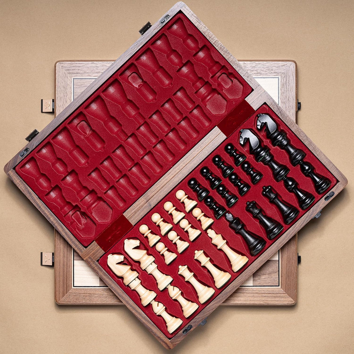 A&A Juego de mesa de ajedrez premium, tablero de ajedrez de madera de 15 pulgadas y piezas de ajedrez únicas de altura King de 3 pulgadas con 2 reinas adicionales, juego de ajedrez de viaje portátil para adultos y niños (nogal natural, 15 pulgadas)