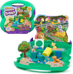 Kinetic Sand, Zona de juegos para cachorros, arena de 23.99 oz, 3 accesorios multiusos para perros, 2 herramientas de arena, estuche de transporte cómodo, juguetes para niños y niñas, a partir de 3