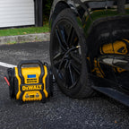 DEWALT DXAEPS14 Arrancador de salto de pico de 2000 amperios con inflador