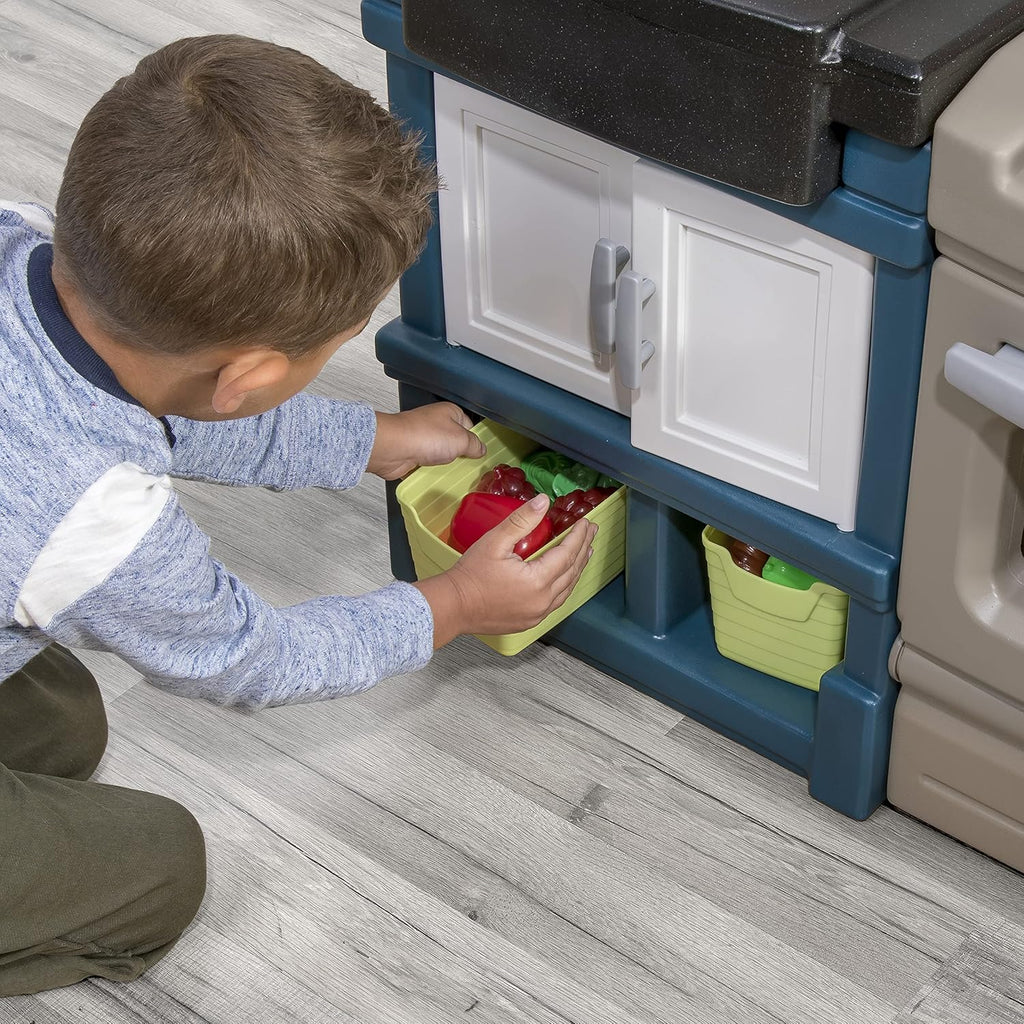 Step2 Moderno juego de cocina Metro para niños, incluye más de 30 accesorios de cocina de juguete, características interactivas para juegos de simulación, juego para interiores y exteriores, dimensiones 44.75 pulgadas de alto x 46.5 pulgadas de ancho x
