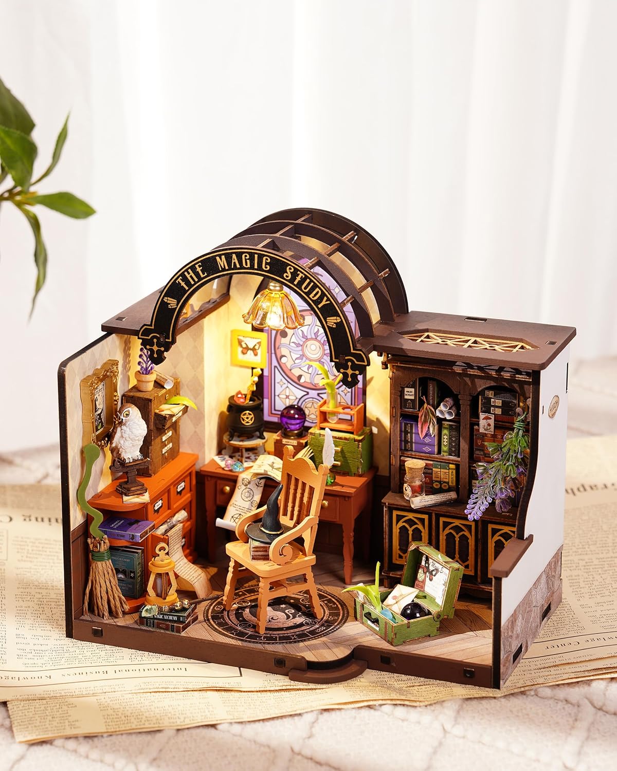 Rowood Kit de casa en miniatura para estudio mágico, kit de casa de muñecas en miniatura para adultos, kits de manualidades de mago para mujeres con LED, regalo de cumpleaños de Navidad para adultos (estudio mágico)