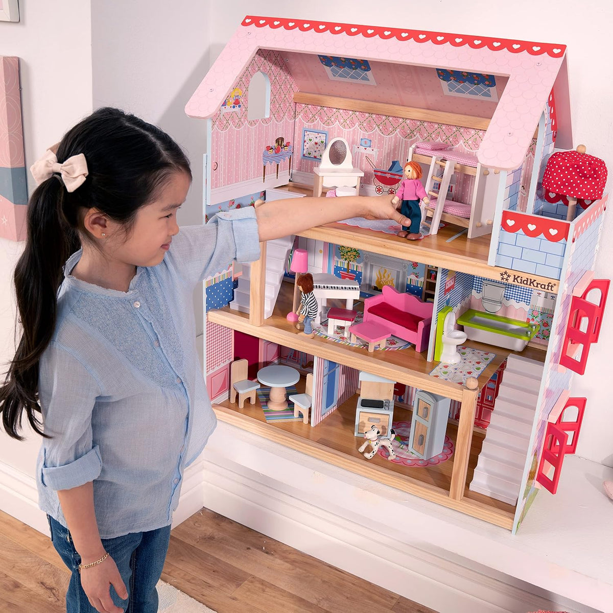 Muñeca Chelsea Cottage con muebles KidKraft