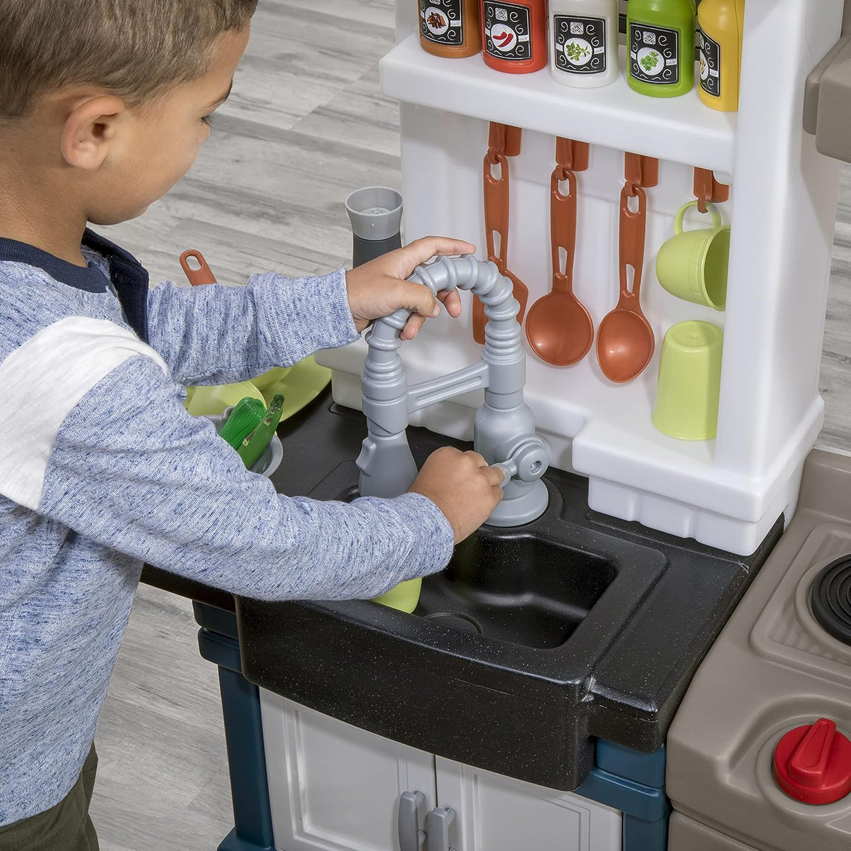 Step2 Moderno juego de cocina Metro para niños, incluye más de 30 accesorios de cocina de juguete, características interactivas para juegos de simulación, juego para interiores y exteriores, dimensiones 44.75 pulgadas de alto x 46.5 pulgadas de ancho x