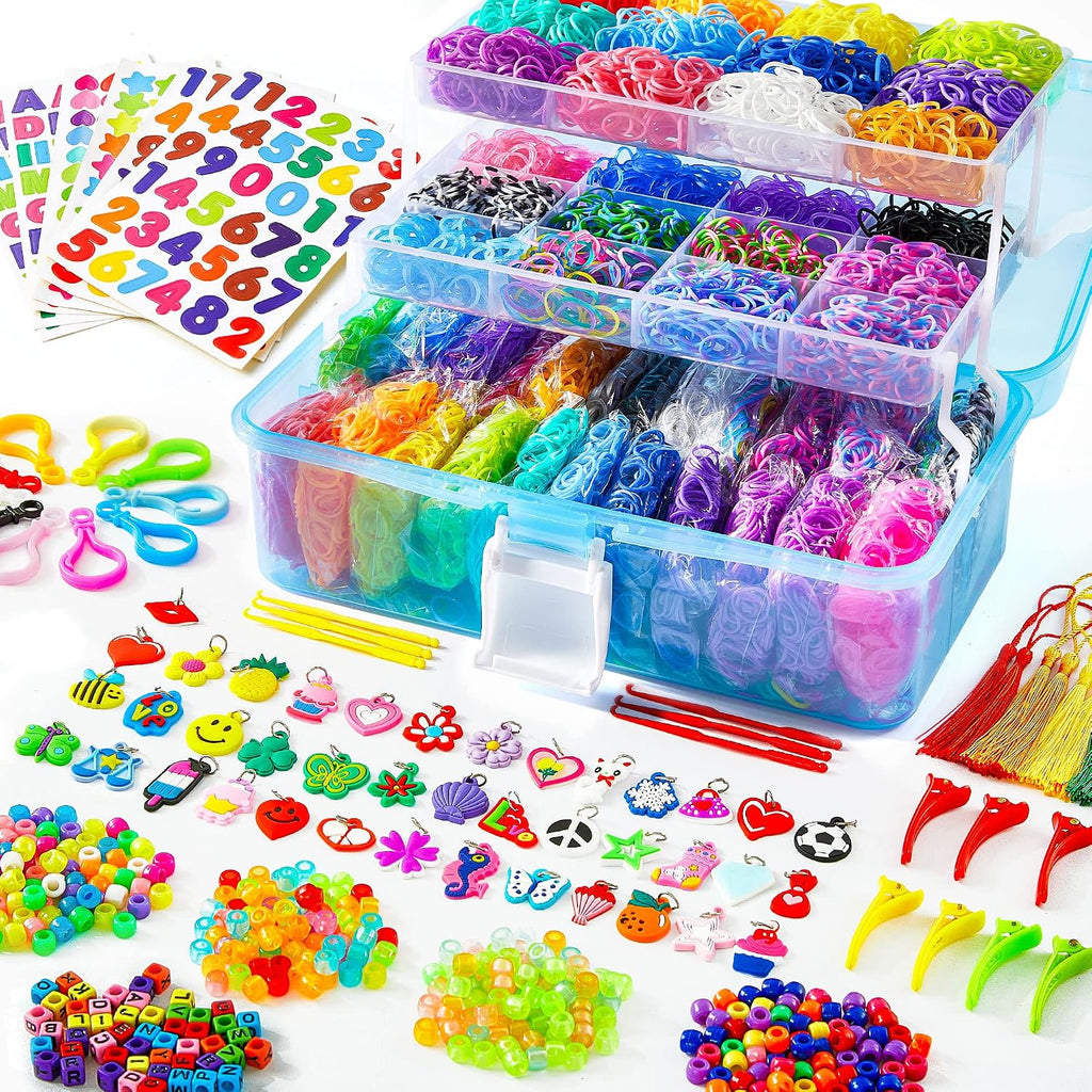 INSCRAFT Más de 17500 bandas de goma con contenedor azul de 3 capas, 28 colores, 600 clips en S, 352 cuentas, 40 colgantes de dibujos animados, kit de repuesto para hacer pulseras para niños