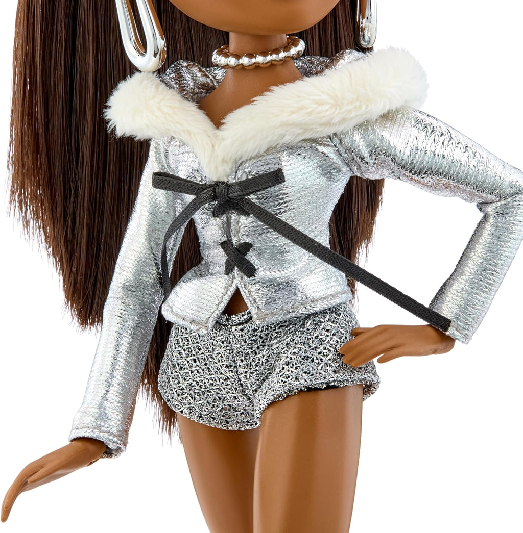 Bratz Charmz Sasha Muñeca de moda con pulsera de encantos