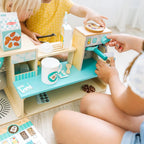 Melissa & Doug Cafetería Coffee Shop Barista de Madera (35 Piezas) - Certificado FSC