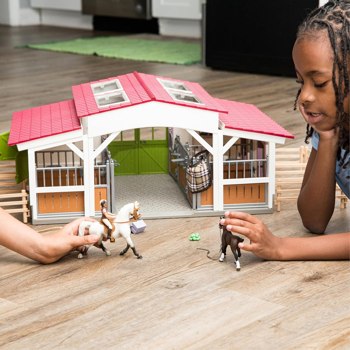 Schleich Horse Club - Juego de juguetes de caballo de centro de equitación de 97 piezas con jinete, 2 caballos, granja y accesorios de figuras de granja para niñas y niños - Figuras de juego