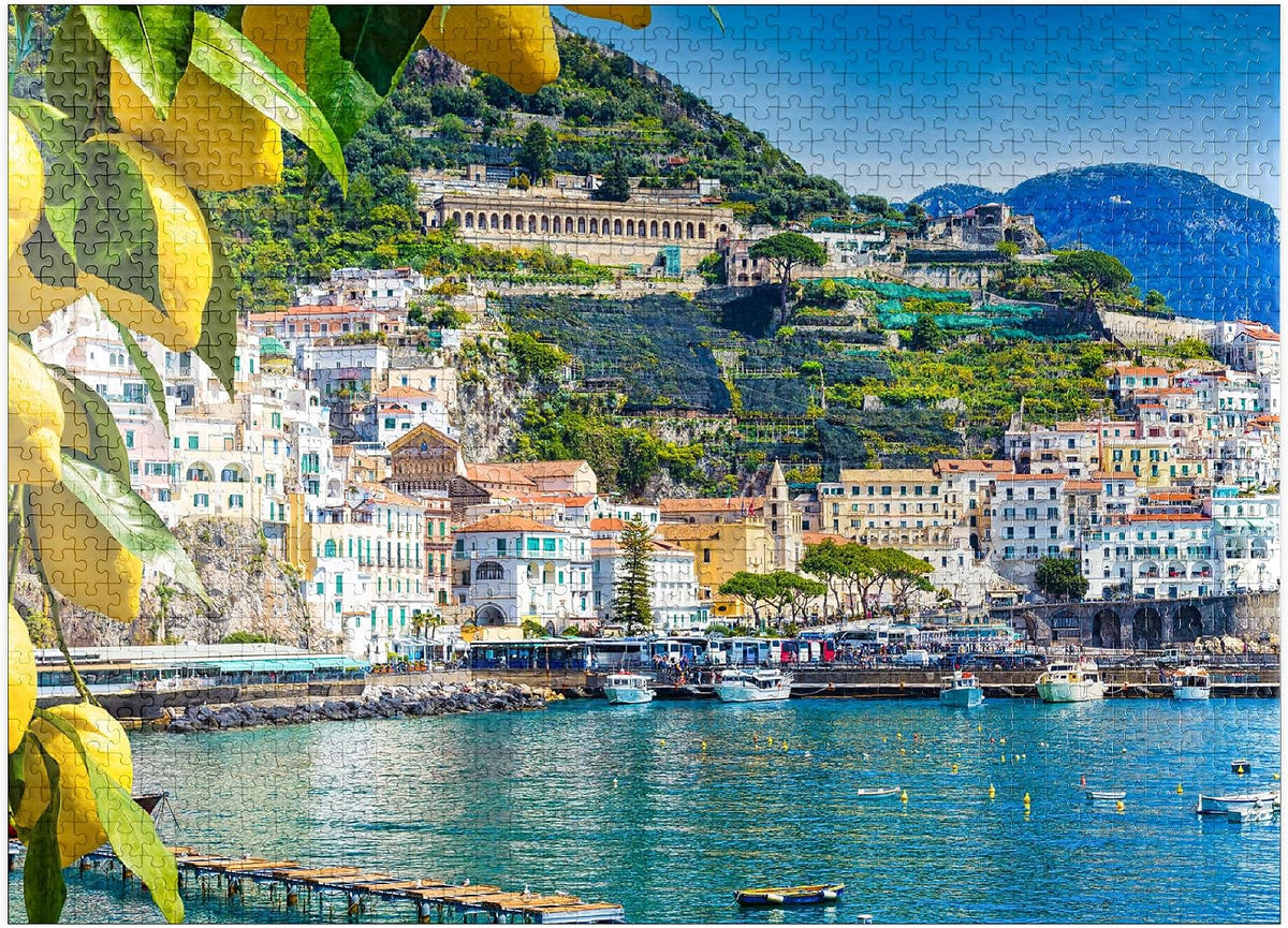 MyPuzzle - Vista panorámica de la hermosa Amalfi en colinas que conducen a la costa, Campania, Italia, rompecabezas premium de 1000 piezas para adultos