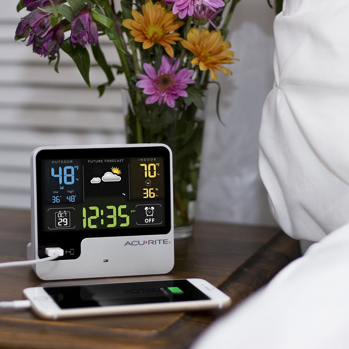 AcuRite 01129M Reloj despertador con cargador USB, temperatura exterior y pronósticos meteorológicos