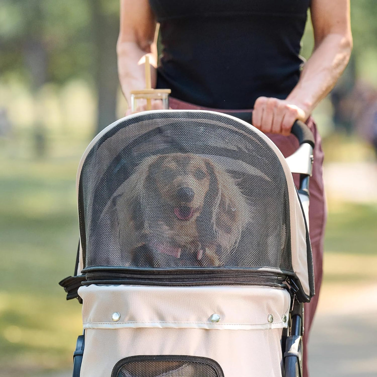 Carlson Pet Products Stroller, Incluye Rueda Delantera Giratoria de 360 Grados, Frenos en las Ruedas Traseras, ribete Reflectante, Paneles de Malla, Paraguas y Cabina de Malla, Caqui