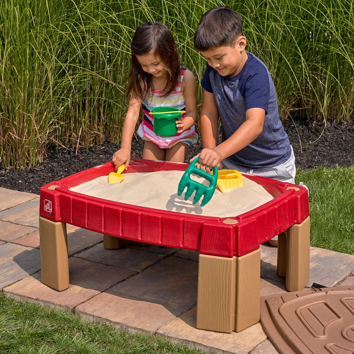 Step2 Mesa de Arena Naturally Playful, Mesa Sensorial de Actividades de Arena para Niños, Kit de Accesorios de 5 Piezas, Juguetes de Verano al Aire Libre para Niños Pequeños, 2+ Años