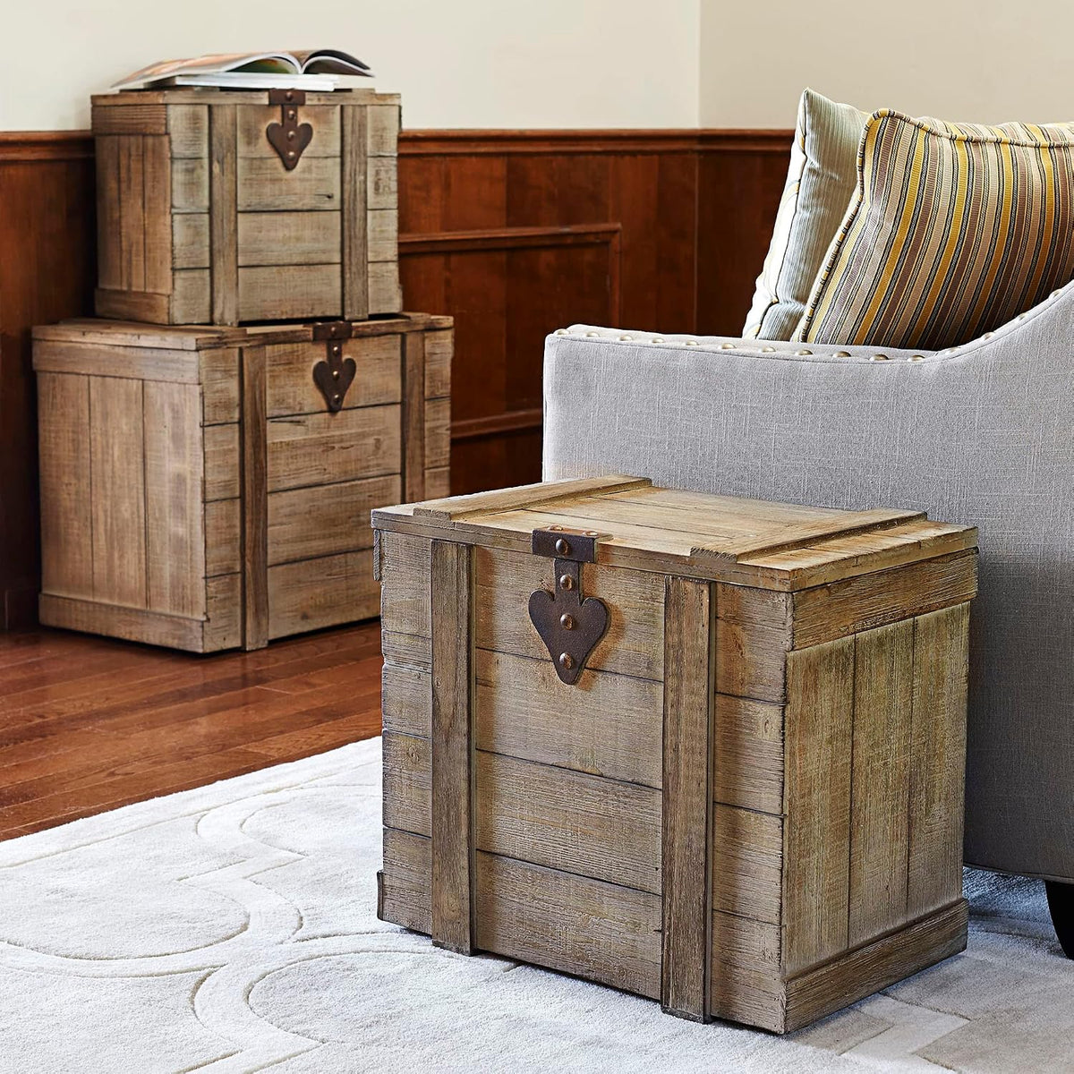 Household Essentials Tronco decorativo antiguo, grande, panel de abeto chino y MDF, parte trasera lisa y acento de bisagra de metal, parte superior plana y tapa abierta