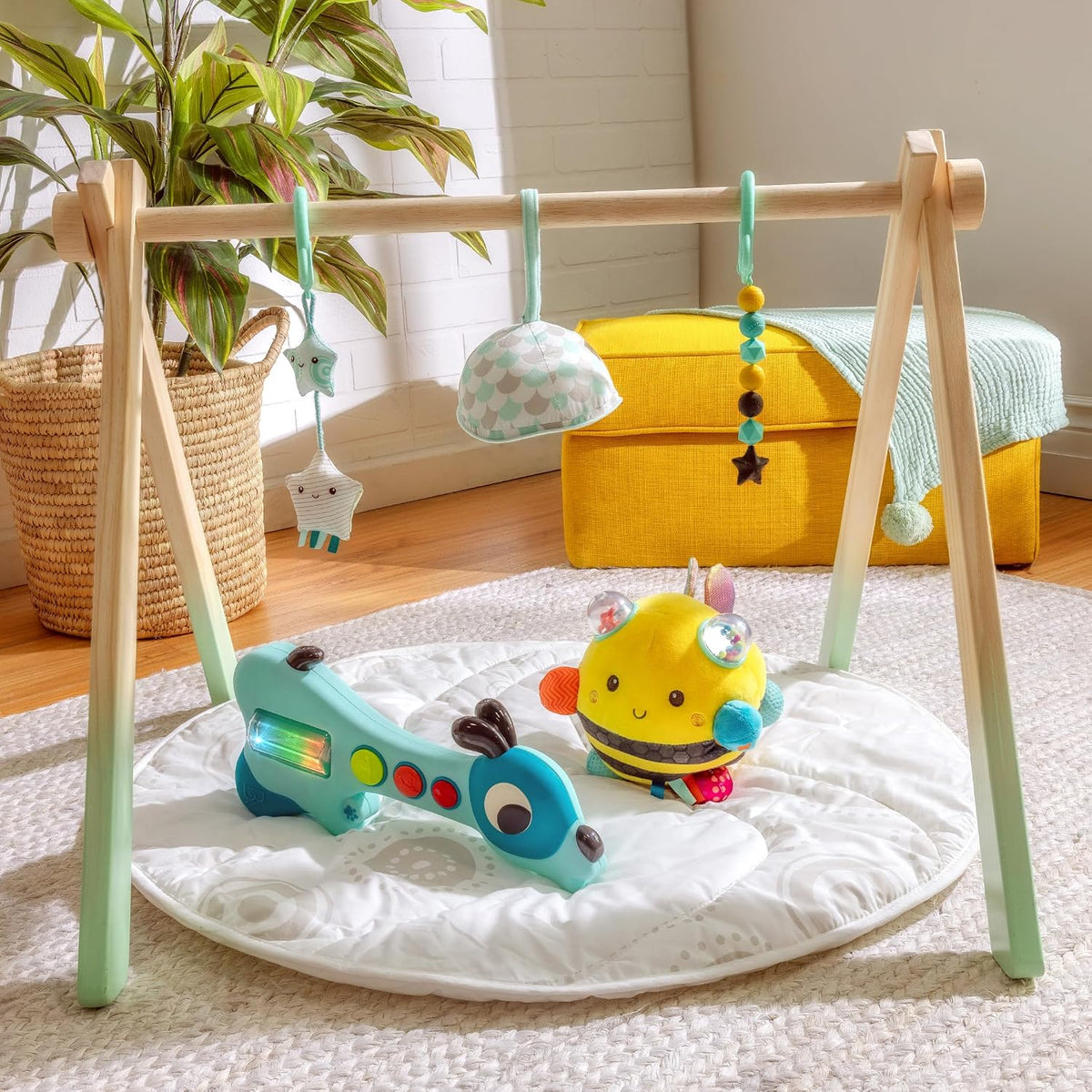 B. toys Fuzzy Buzzy Bee - Juguete sensorial de peluche para bebé, abeja