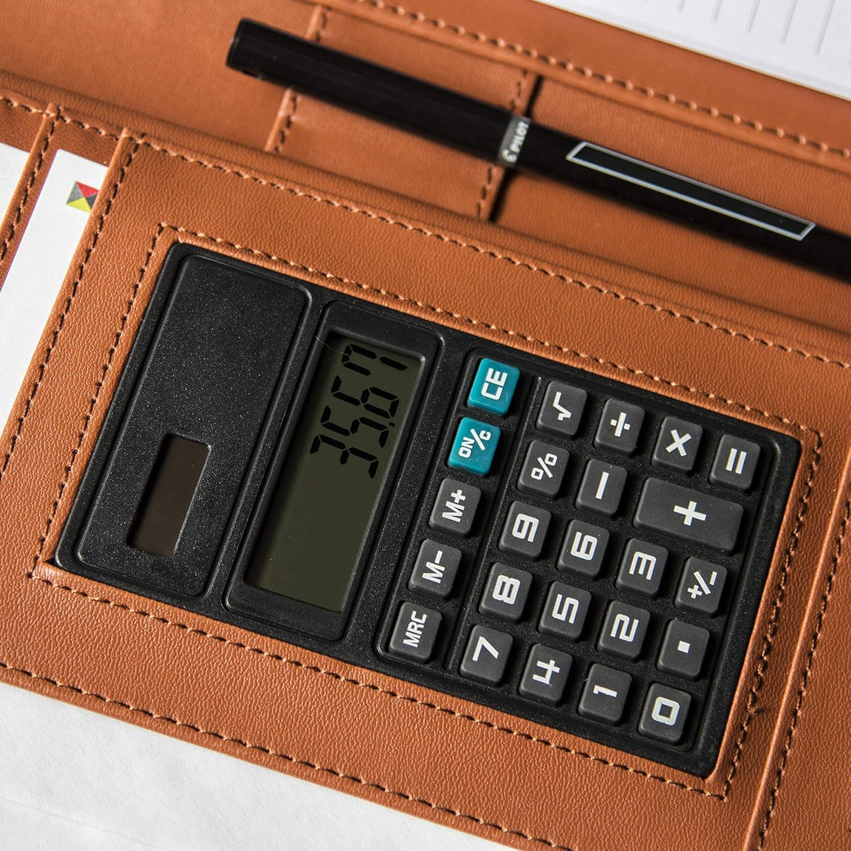 Cossini portafolio comercial / portadocumentos de cuero PU premium con cierre y funda interior para tableta de 10.1 pulgadas (Incluye: pad de escritura, calculadora, lapicera y eBook)
