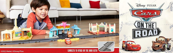 Mattel Disney y Pixar Cars On The Road Playset con 2