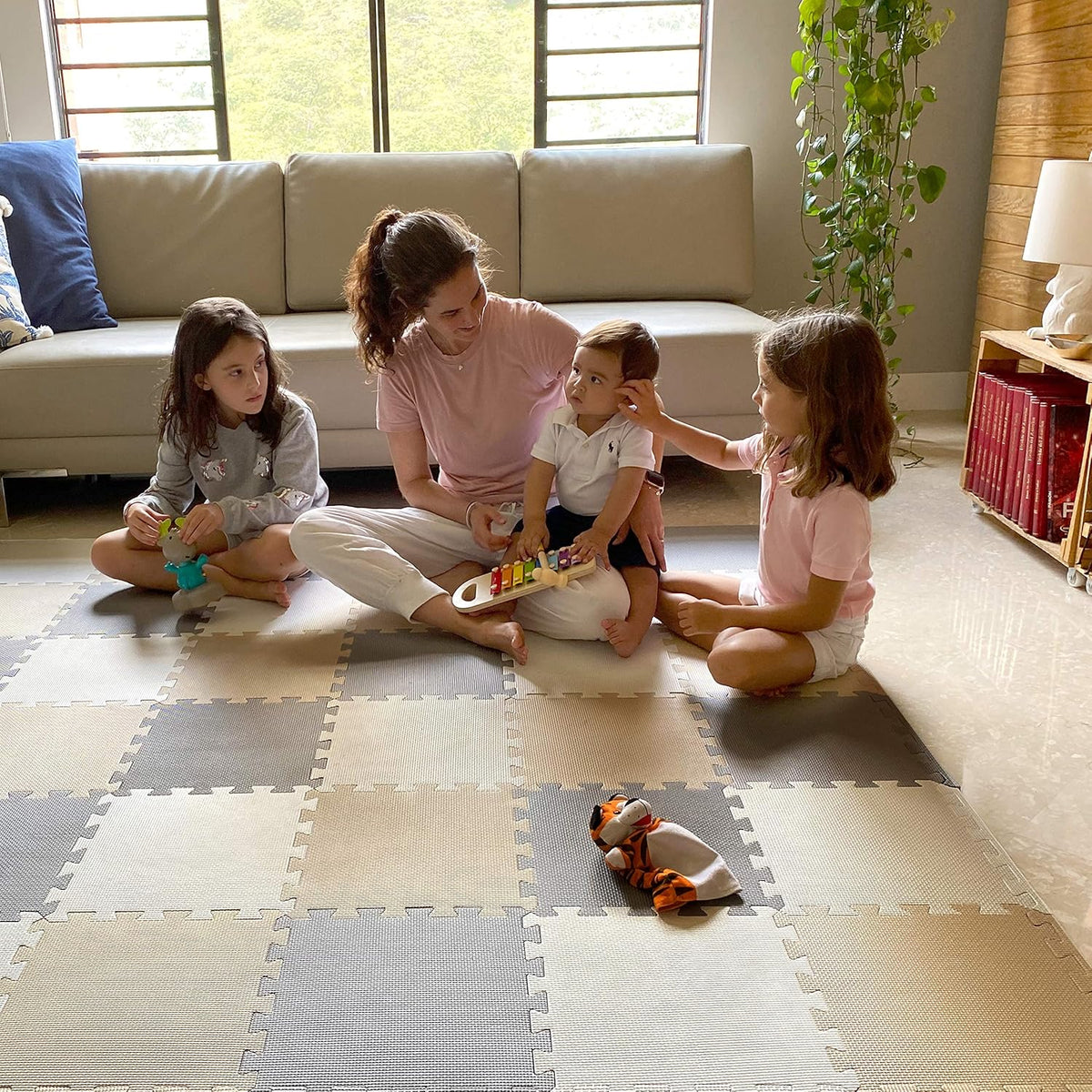 MioTetto Tapete de juego para bebé, azulejos de espuma suave para niños. Azulejos de espuma entrelazados ajustables, se adapta a corralito de 50 x 50 pulgadas, tapete de bebé para gatear y desarrollar, tapete de juego seguro y no tóxico para bebés de 6 a