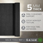 Gaiam - Esterilla de yoga de calidad superior de 5mm, lisa, gruesa y antideslizante para todo tipo de ejercicios de yoga, pilates y gimnasia (173 cm x 61 cm x 5 mm)